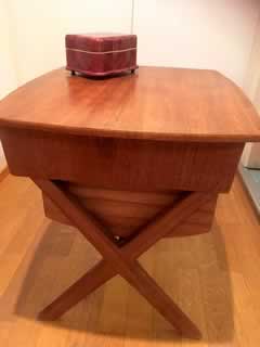 Travailleuse ou bout de canapé, en bois, 2 tiroirs, hauteur 52cm, largeur 54,5cm, profondeur 47,5cm.