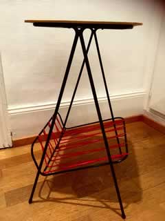 Porte-revues, ou bout de canapé, avec tablette, pieds métal, étagère scoubidou rouge, hauteur 54,5cm, largeur 32cm, profondeur 26cm.