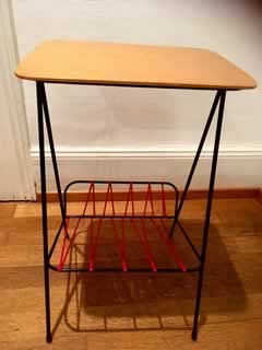 Porte-revues, ou bout de canapé, avec tablette, pieds métal, étagère scoubidou rouge, hauteur 54,5cm, largeur 32cm, profondeur 26cm.