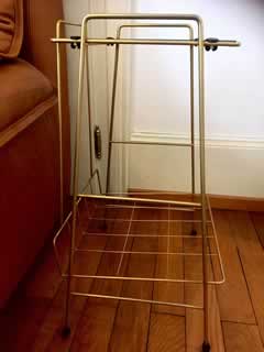 Sellette, porte-revues, en métal doré, plateau en verre décoré, H 51cm, L 31cm, P 25,5cm.