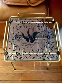 Sellette, porte-revues, en métal doré, plateau en verre décoré, H 51cm, L 31cm, P 25,5cm.