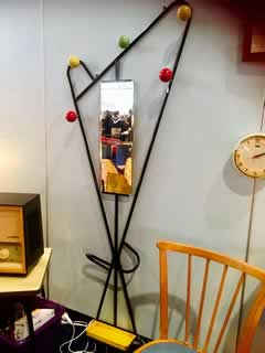 Portemanteau, vestiaire Roger Féraud, avec ses 5 boules en bois colorées en jaune, vert et rouge, miroir d’origine ébréché à l’angle inférieur droit, présence du bac porte-parapluies.