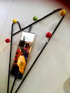Portemanteau, vestiaire Roger Féraud, avec ses 5 boules en bois colorées en jaune, vert et rouge, miroir d’origine ébréché à l’angle inférieur droit, présence du bac porte-parapluies.