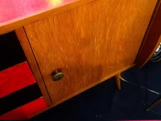 Petite enfilade vintage, bois et Formica, 4 tiroirs, 2 portes, poignées laiton, raffinée et élégante, L 121cm, l 42,5cm, H 78,5cm.