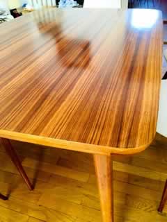 Table de salle à manger en bois massif, dessus placage bois noble, 2 rallonges intégrées, H 74cm, L 130cm et avec rallonges 207cm, l 90 cm.