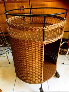 Desserte ronde en osier, double étage, sur roulettes, avec anse, diamètre 42cm, H 67cm, H avec anse 80cm.