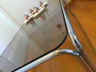 Pieds inox, verre fumé, dimensions: longueur 93cm, largeur 48cm, hauteur 33,5cm.