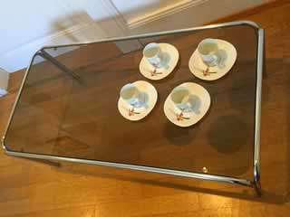 Pieds inox, verre fumé, dimensions: longueur 93cm, largeur 48cm, hauteur 33,5cm.