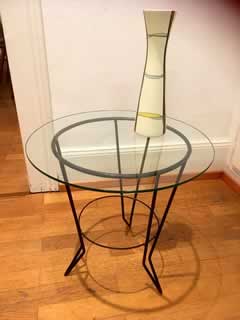 Pieds métal noir, plateau verre clair, dimensions: Ø 45cm, hauteur 44cm.