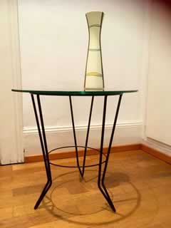Pieds métal noir, plateau verre clair, dimensions: Ø 45cm, hauteur 44cm.