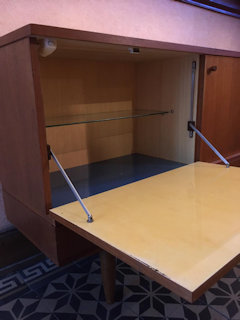 Meuble bar, années 60, design scandinave, deux tiroirs, porte bar basculante, en plus d’un deuxième compartiment de rangement. Dimensions : L 110, P 38, H 85.