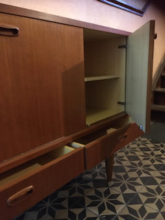 Meuble bar, années 60, design scandinave, deux tiroirs, porte bar basculante, en plus d’un deuxième compartiment de rangement. Dimensions : L 110, P 38, H 85.
