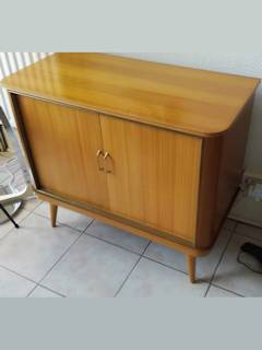 Meuble bar, en bois blond, portes coulissantes.