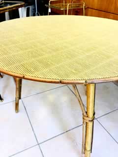 Originale table basse vintage en rotin, revêtement d’origine, diamètre 58 ; H 48.