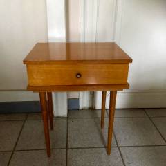 Paire de chevets vintage, bois blond, 1 tiroir, estampillés UNIFA (Union Nationale des Industries Françaises de l’Ameublement fondée en 1960) dimensions: L 45, l 35, H 57 cm.