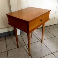 Paire de chevets vintage, bois blond, 1 tiroir, estampillés UNIFA (Union Nationale des Industries Françaises de l’Ameublement fondée en 1960) dimensions: L 45, l 35, H 57 cm.