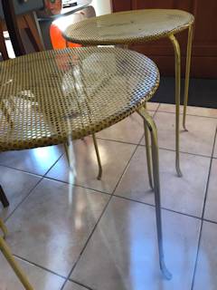 Paire de guéridons de jardin, en métal perforé, années 50, design industriel, dimensions : H 55 cm, diamètre 46 cm.