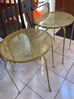 Paire de guéridons de jardin, en métal perforé, années 50, design industriel, dimensions : H 55 cm, diamètre 46 cm.