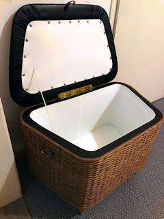 Panier à linge ou coffre à jouets, en rotin, couvercle tapissé en Skaï noir d’origine, deux poignées latérales, peut sévir comme assise d’appoint, dimensions : L 62 cm, P 40 cm, H 42 cm.