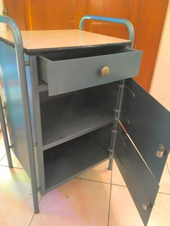 Petit meuble 50’, esprit industriel, pouvant être détourné en chevet, desserte, servante... plateau Formica, peinture d’origine, 1 tiroir et 2 niveaux de rangement.