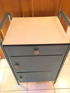 Petit meuble 50’, esprit industriel, pouvant être détourné en chevet, desserte, servante... plateau Formica, peinture d’origine, 1 tiroir et 2 niveaux de rangement.