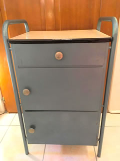Petit meuble 50’, esprit industriel, pouvant être détourné en chevet, desserte, servante... plateau Formica, peinture d’origine, 1 tiroir et 2 niveaux de rangement.