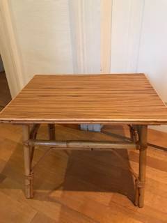 Petite table rectangulaire en rotin, pouvant servir de chevet ou porte-plante, dimensions : H 38,5 cm, L 50 cm, P 38,5.