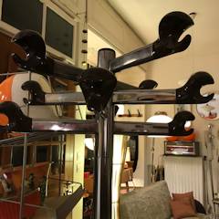 Porte manteau Space âge 1970, sur pied, structure métal chromé, tête à dix branches avec embouts plastique marron, à noter que l’un est manquant, dimensions : H 175 cm, L 52 cm, P 52 cm.