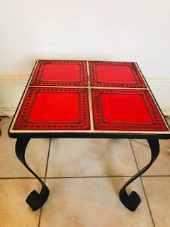 Porte-plante carré structure en ferronnerie, très beau plateau avec ces 4 carreaux de céramique rouge, possiblement de création artisanale, dimensions: H 33,5cm, côté 32cm.