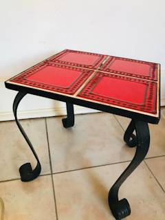 Porte-plante carré structure en ferronnerie, très beau plateau avec ces 4 carreaux de céramique rouge, possiblement de création artisanale, dimensions: H 33,5cm, côté 32cm.