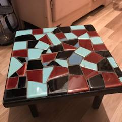 Porte plante mosaïque, plateau carré de 40 cm de côté, piétement en bois.