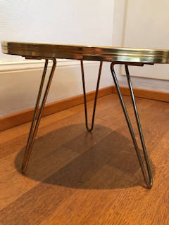 Porte plante pieds métal, plateau triangulaire à revêtement en  Formica, dimensions: côté 28,5 cm, H 24,5 cm.