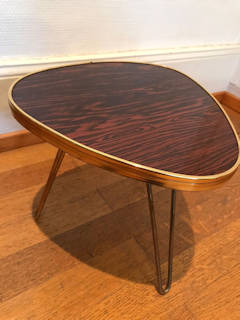 Porte plante pieds métal, plateau triangulaire à revêtement en  Formica, dimensions: côté 28,5 cm, H 24,5 cm.
