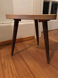 Porte plante tripode en bois, plateau en formica, très tendance, dimensions : côté 30 cm, H 30 cm.