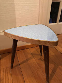 Porte plante tripode en bois, plateau en formica, très tendance, dimensions : côté 30 cm, H 30 cm.