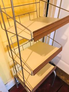 Présentoir ancien de magasin, quincaillerie, épicerie ou mercerie, structure métal sur pied, objet à détourner pour une ambiance loft assurée, dimensions : H 17O cm, P 35 cm, L 38 cm.