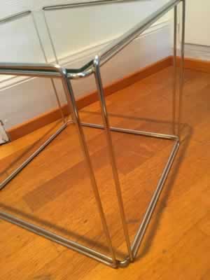 Sellette du designer Max Sauze, années 70, vitre posée sur structure en tiges d’acier chromé, présence d’une petite rayure sur la vitre, dimensions: 39 cm de côté, H 36 cm.
