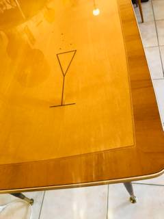 Table ajustable en hauteur grâce à une manivelle, plateau  en bois marqueté et vernis, pieds fuseaux,deux rallonges intégrées sous le plateau, dimensions: L 112cm sans rallonge, P 65cm, H Max 70cm.
