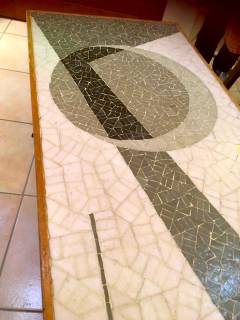 Table basse mosaïque, support bois et pieds métal, composition original, note vintage assurée, dimensions : L 130 cm, l 48 cm, H 44 cm.