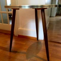 Table basse, ronde, tripode/ bout de canapé, plateau formica simili marbre, piètement bois orné de laiton à sa base, dimensions: diamètre 59,5 cm, H 61,5 cm.