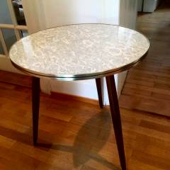 Table basse, ronde, tripode/ bout de canapé, plateau formica simili marbre, piètement bois orné de laiton à sa base, dimensions: diamètre 59,5 cm, H 61,5 cm.
