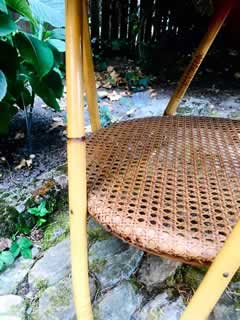 Table basse rotin, double plateau cannage, excellent état, H 51 cm, diam 60 cm, diam double plateau 41 cm.