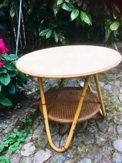 Table basse rotin, double plateau cannage, excellent état, H 51 cm, diam 60 cm, diam double plateau 41 cm.