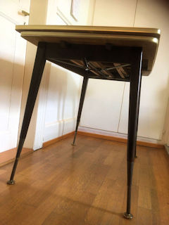 Table de bureau ou de salon, à manivelle, différentes hauteurs possibles, vendue.