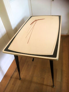 Table de bureau ou de salon, à manivelle, différentes hauteurs possibles, vendue.