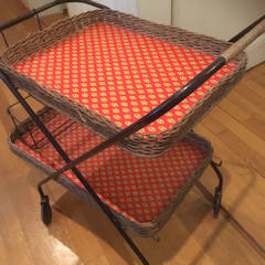 Table roulante ou desserte vintage en osier et métal noir, deux plateaux, espace porte-bouteille, peut servir de bout de canapé ou desserte de jardin. Dimensions: L 74, H 64, l 38.