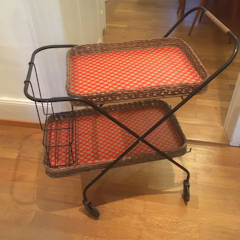 Table roulante ou desserte vintage en osier et métal noir, deux plateaux, espace porte-bouteille, peut servir de bout de canapé ou desserte de jardin. Dimensions: L 74, H 64, l 38.