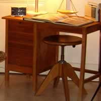 Petit bureau écolier avec tabouret pivotant.