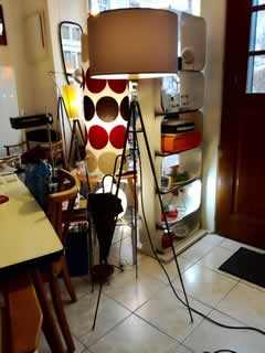 Lampadaire conçu à partir d'un ancien trépied de photographe, abat-jour contemporain. H 140cm.