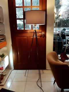 Lampadaire conçu à partir d'un ancien trépied de photographe, abat-jour contemporain. H 140cm.